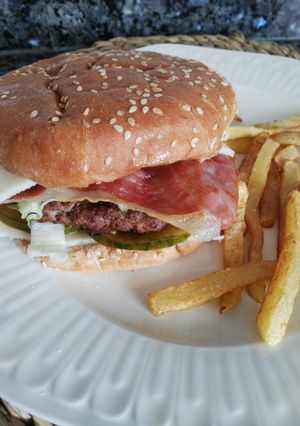 Una foto de Hamburguesa de cerdo y vacuno con jamón y queso