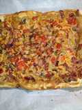 Empanada de hojaldre con bacon, cebolla, pimiento rojo, champiñones y nata para cocinar