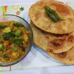 A picture of Sattu kachori aur baigan Ka bharta.