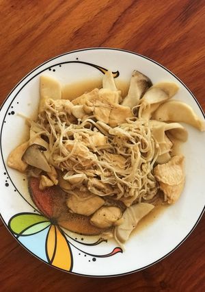 Hình của món Gà xào nấm.