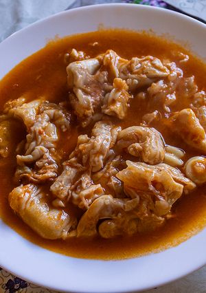 Una foto de Manitas de cordero en salsa