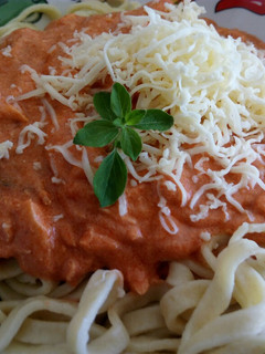 Una foto de Espagueti y salsa salmón tomate/crema
