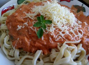 Una foto de Espagueti y salsa salmón tomate/crema