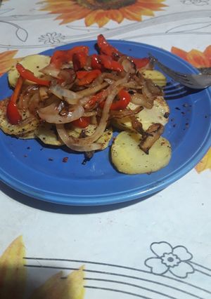 Una foto de Papas con cebolla y morrón