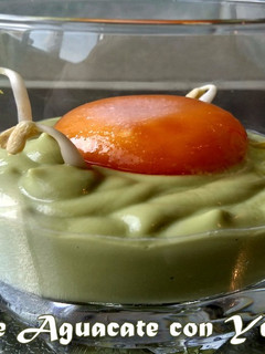 Una foto de Mousse de Aguacate con Yema Tratada