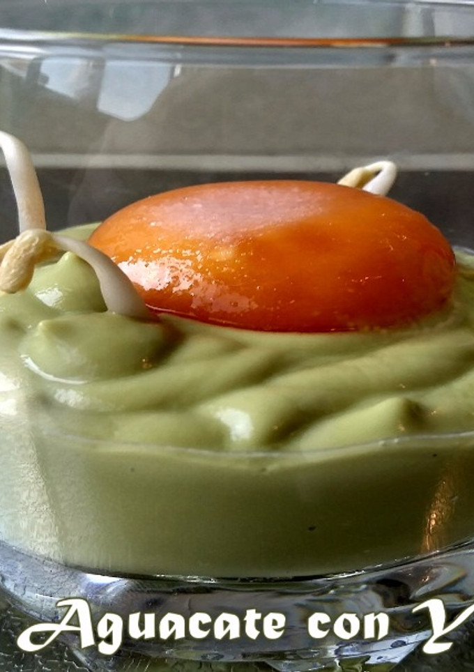 Una foto de Mousse de Aguacate con Yema Tratada