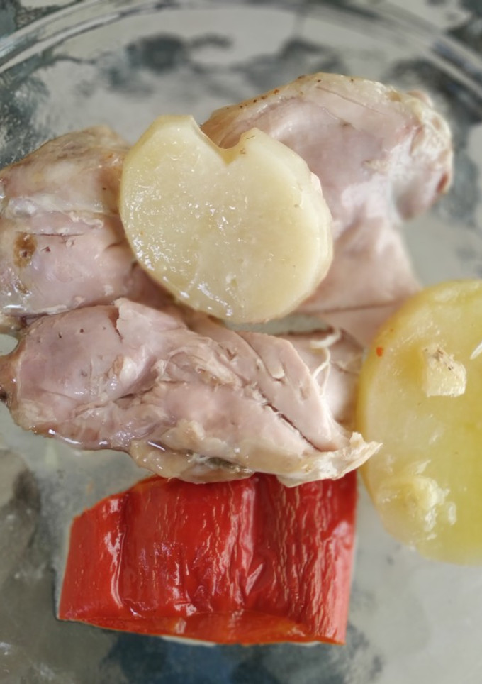 Una foto de Contramuslos de pollo en horno solar