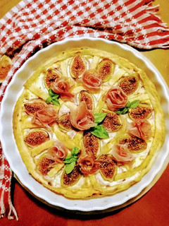 Foto di Crostata salata ricotta, fichi e prosciutto crudo