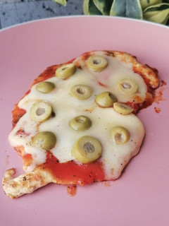 Una foto de Pechuga de pollo estilo pizza 🍕
