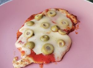 Una foto de Pechuga de pollo estilo pizza 🍕