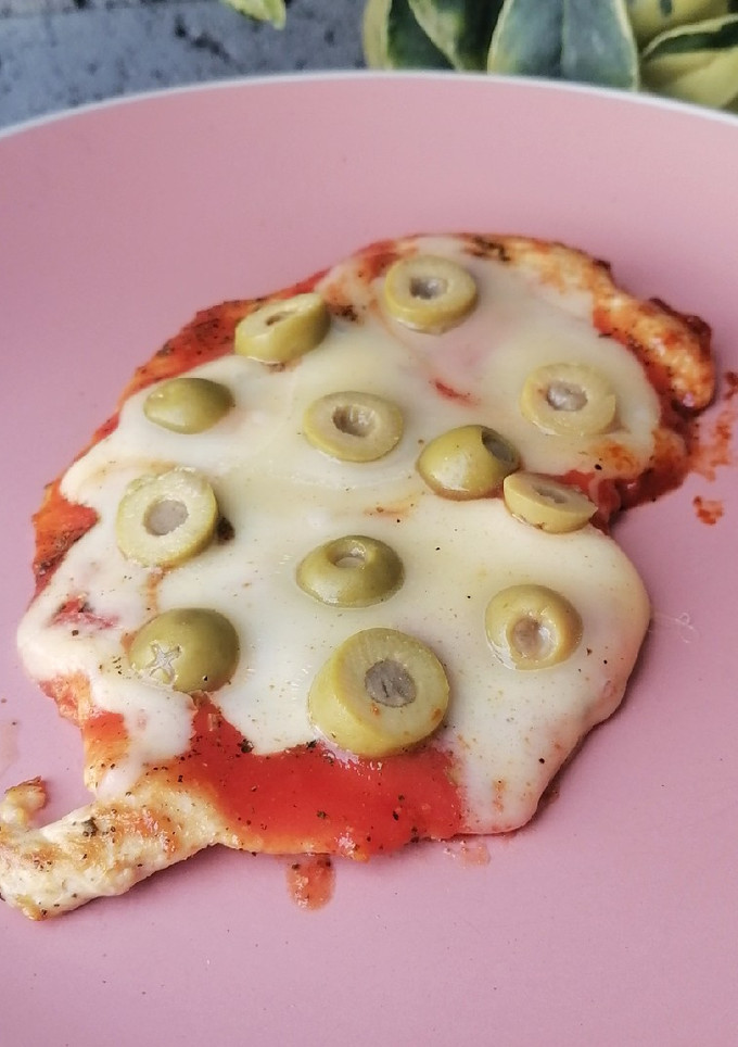 Una foto de Pechuga de pollo estilo pizza 🍕
