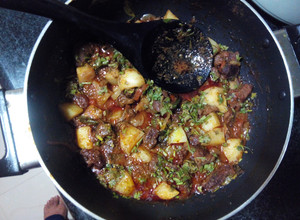 A picture of Rich Brown Beef Potatoes Casserole.