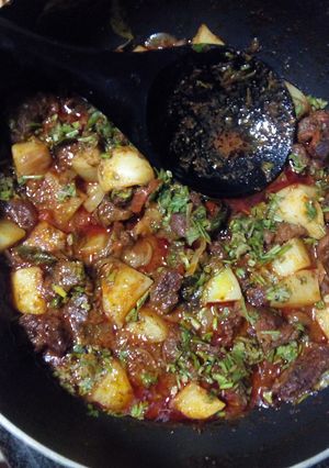A picture of Rich Brown Beef Potatoes Casserole.