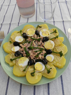 Una foto de Ensalada de patata con salsa de mostaza y queso de cabra