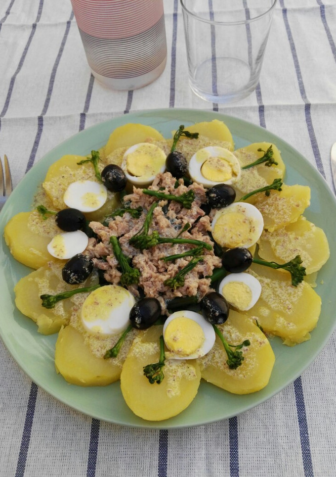 Una foto de Ensalada de patata con salsa de mostaza y queso de cabra