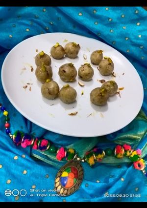 A picture of Kaju coconut Ladoo.