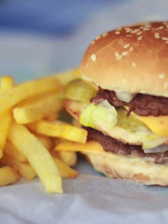 Una foto de Receta de hamburguesa doble con salsa al estilo McDonald’s