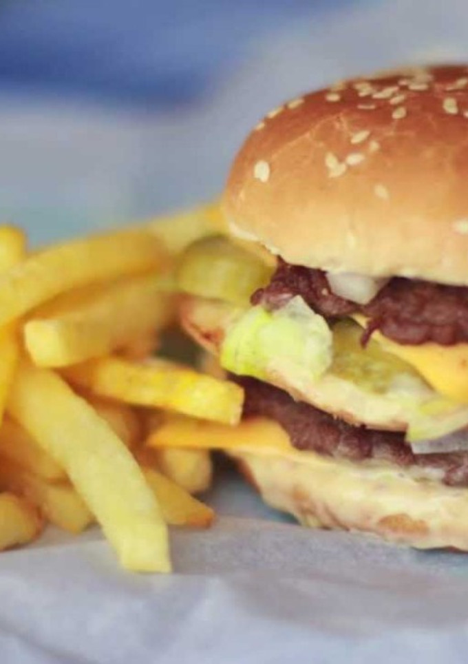 Una foto de Receta de hamburguesa doble con salsa al estilo McDonald’s