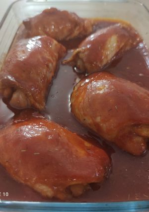 Une photo de Poulet rôti à la sauce tomate 🍗🍅