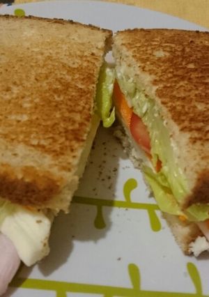 Una foto de Delicioso sándwich de jamón con queso