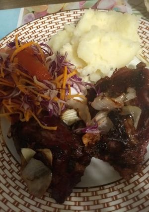 Una foto de Carne a la cerveza con ensalada y puré