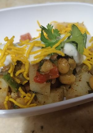 A picture of Potato fritters chaat.