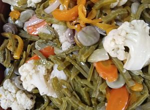 Una foto de Nopales o chiles con nopales en escabeche