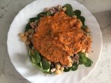 Ensalada de garbanzos con atún, canónigos y salsa de verduras