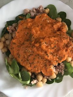 Una foto de Ensalada de garbanzos con atún, canónigos y salsa de verduras