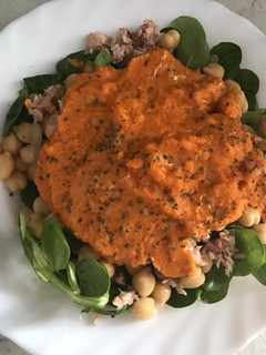 Una foto de Ensalada de garbanzos con atún, canónigos y salsa de verduras