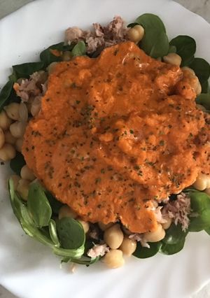 Una foto de Ensalada de garbanzos con atún, canónigos y salsa de verduras