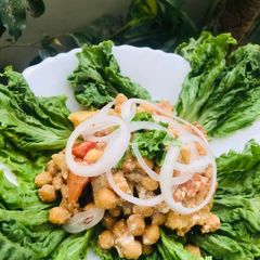 A picture of Khatti chana chaat.