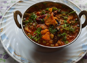 A picture of Cauliflower n green peas kolhapuri masala gravy.