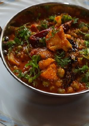 A picture of Cauliflower n green peas kolhapuri masala gravy.