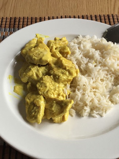 Una foto de Pollo al curry y arroz