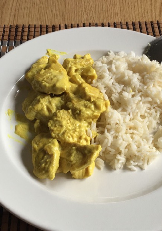 Una foto de Pollo al curry y arroz