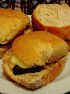 Una foto de Sándwich de colita de cuadril en pan de campo