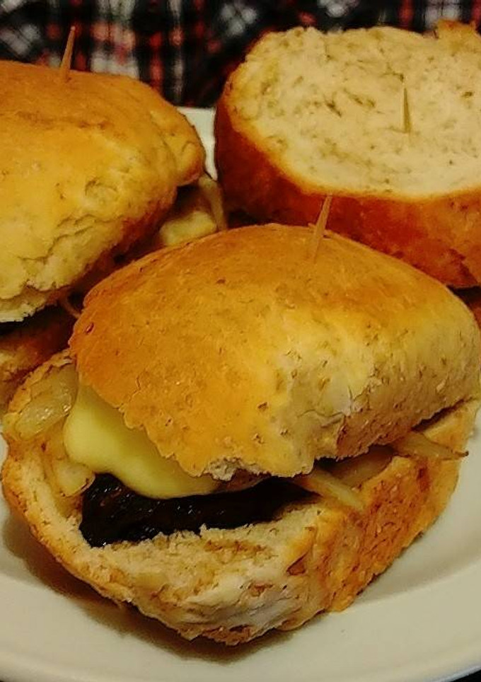 Una foto de Sándwich de colita de cuadril en pan de campo