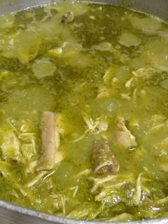 Una foto de Pollo deshebrado en salsa de cilantro