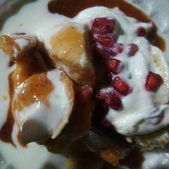 A picture of Dahi bhalle.