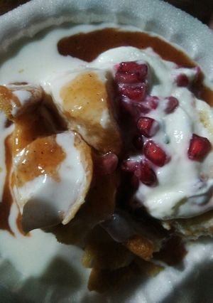 A picture of Dahi bhalle.