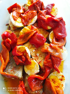 Una foto de Bacalao con pimientos de El Bierzo asados