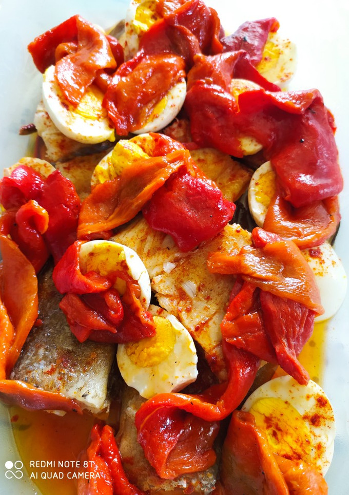 Una foto de Bacalao con pimientos de El Bierzo asados