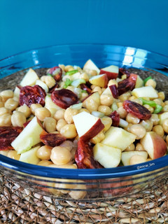 Una foto de Ensalada de garbanzos con chorizo, manzana y apio