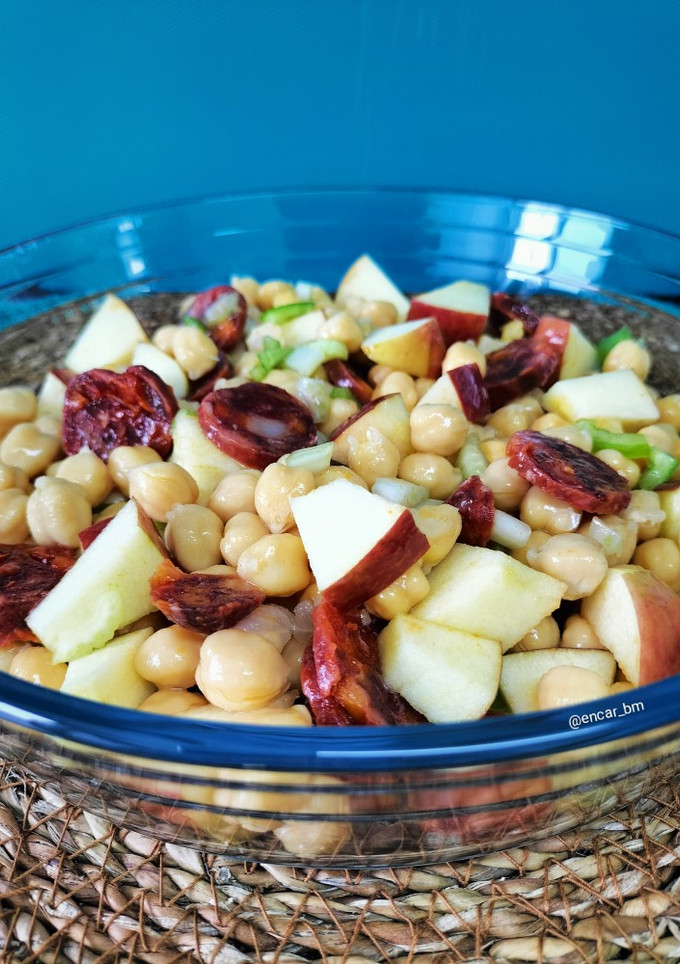 Una foto de Ensalada de garbanzos con chorizo, manzana y apio