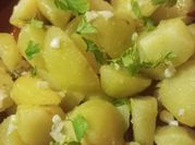 Una foto de patatas con ajo