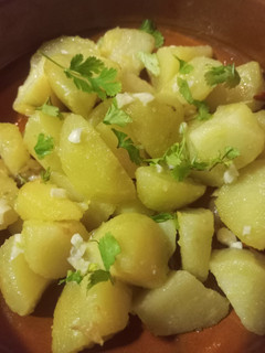 Una foto de Patatas al ajillo 🧄🥔