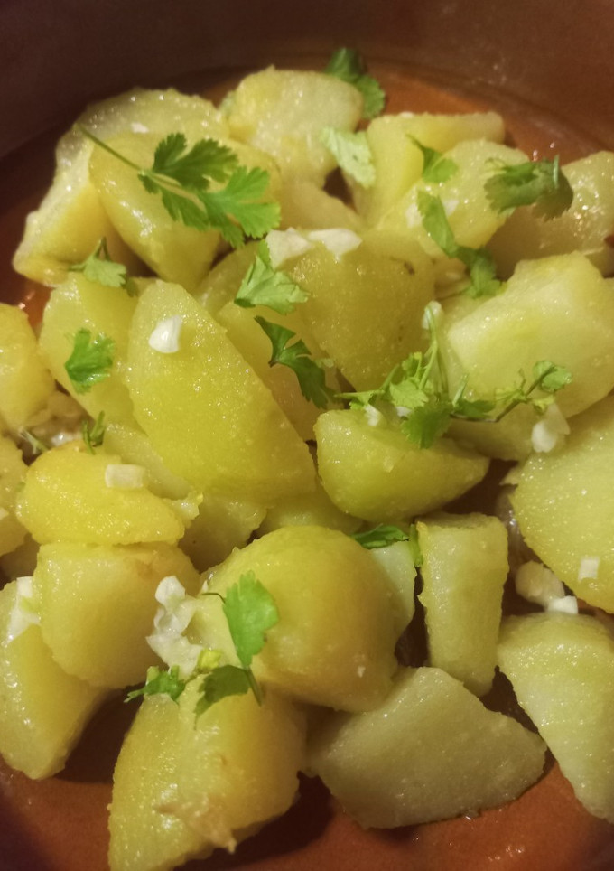 Una foto de Patatas al ajillo 🧄🥔