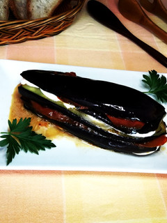 Una foto de Berenjena con tomate y mozzarella- novatos
