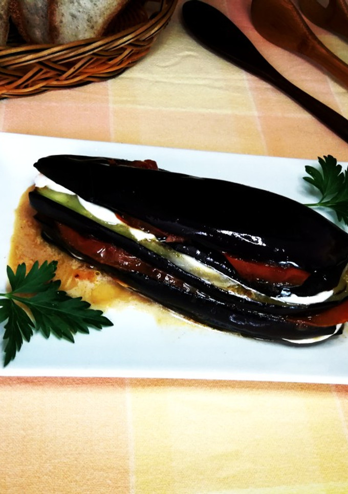 Una foto de Berenjena con tomate y mozzarella- novatos